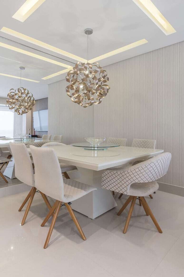 11. Decoração sofisticada para sala de jantar branca com parede espelhada e luminária de teto moderna – Foto Pinterest