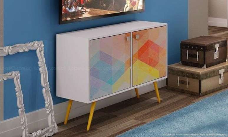 13. Sala colorida com rack p&eacute; palito &ndash; Foto Lojas KD