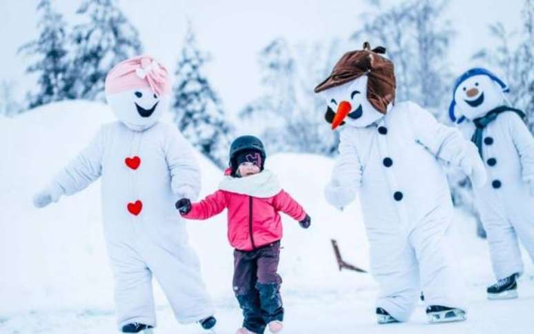 Festival de bonecos de neve em Rovaniemi, no norte de Finlândia
