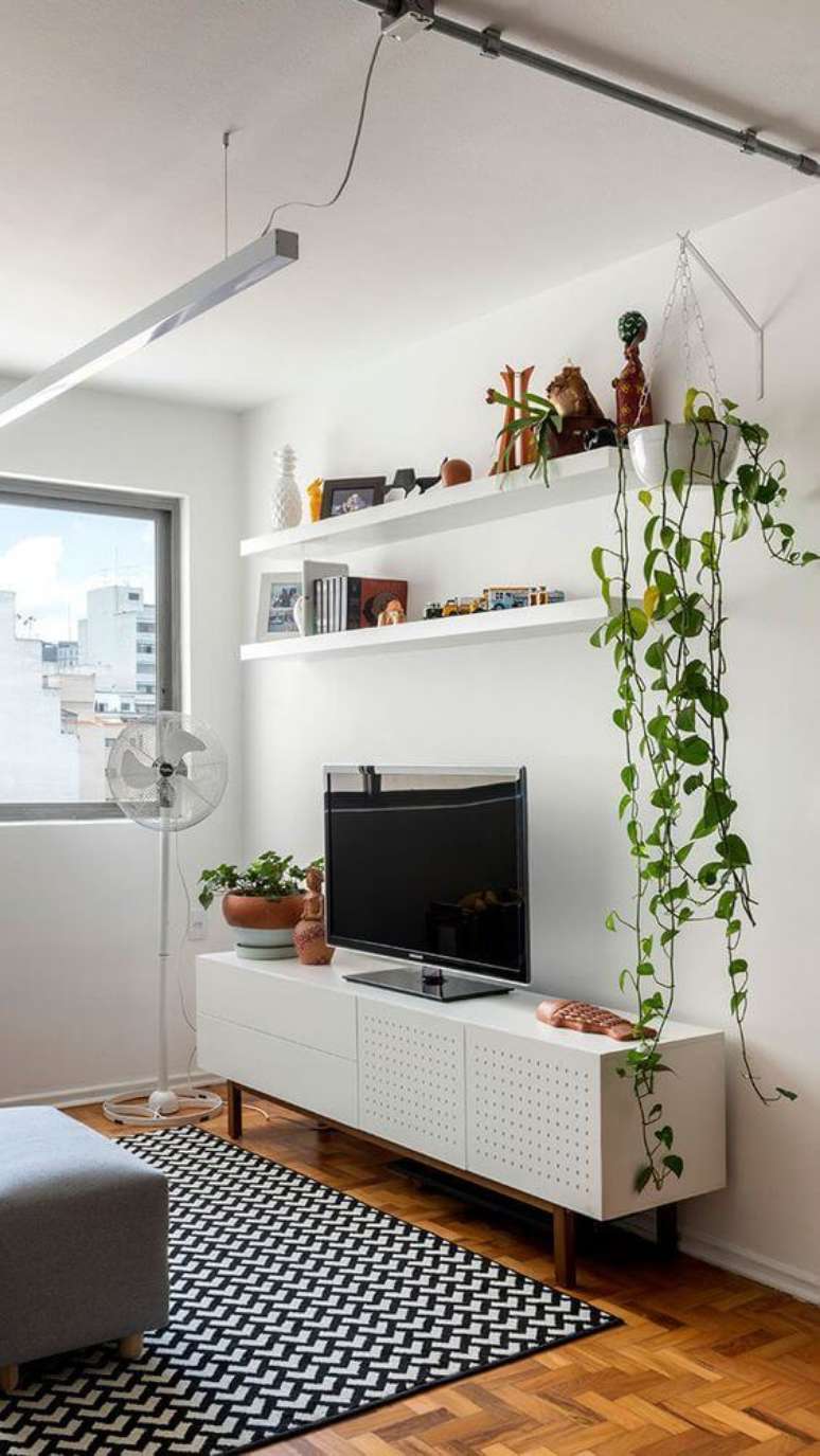 33. Rack p&eacute; palito branco com tapete estampado &ndash; Foto Habitare