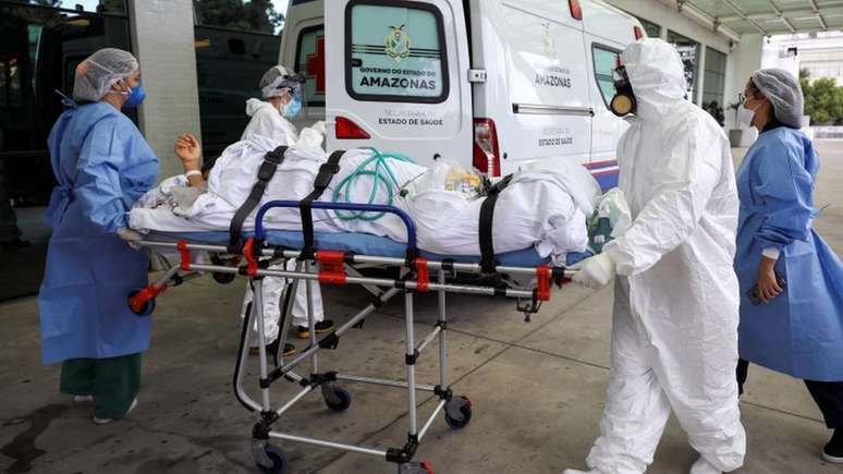 Em janeiro, quando Manaus sofreu uma forte onda de covid-19, faltou oxigênio nos hospitais e pacientes tiveram que ser transferidos para outros Estados. Demora na intubação é um dos motivos da alta mortalidade no país