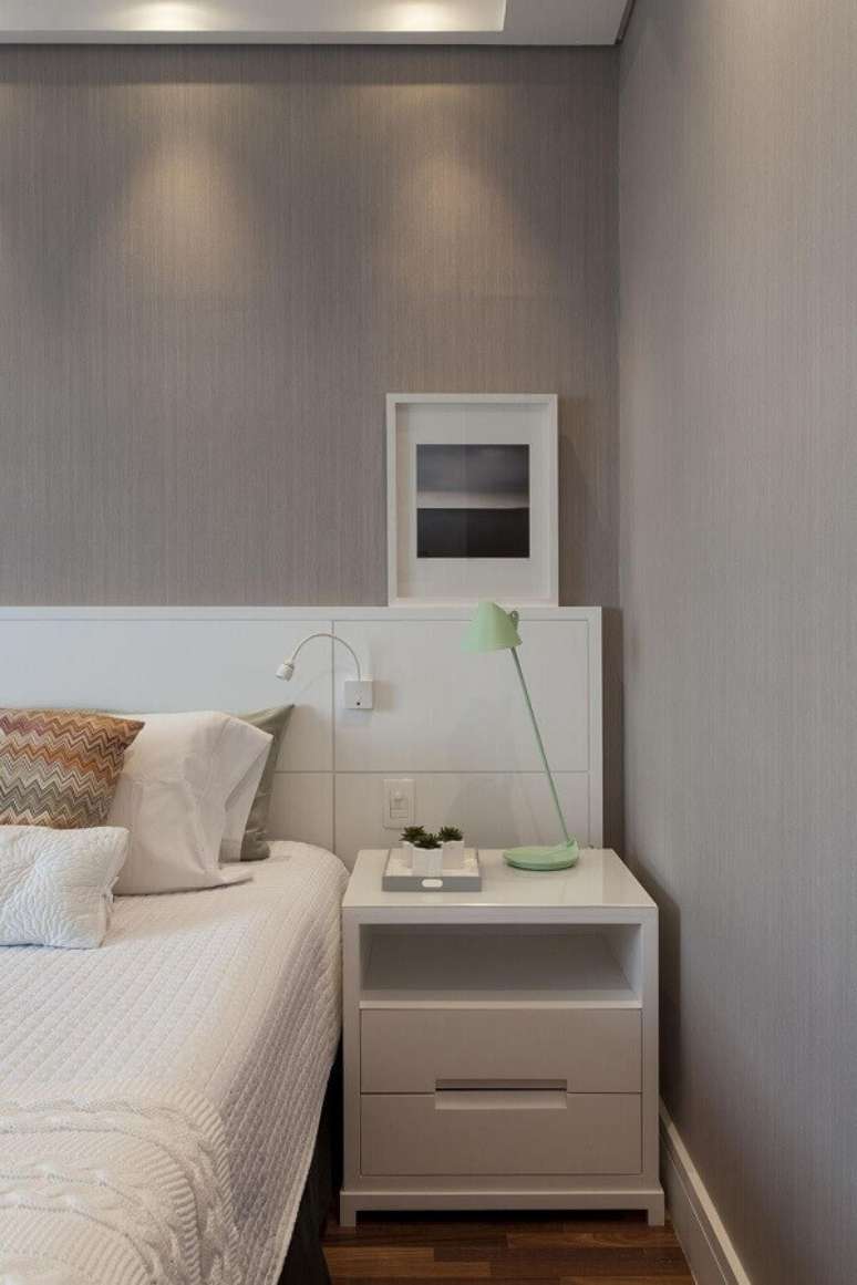 8. Decoração com luminária moderna para quarto de casal branco e cinza – Foto Home Fashion Trend