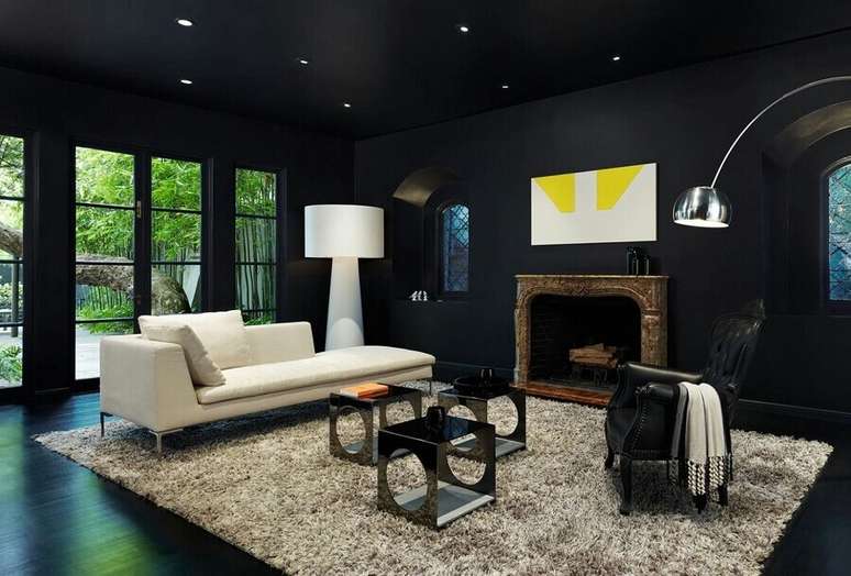 47. Decora&ccedil;&atilde;o sofisticada para sala com lareira e piso vinilico preto &ndash; Foto Yandex