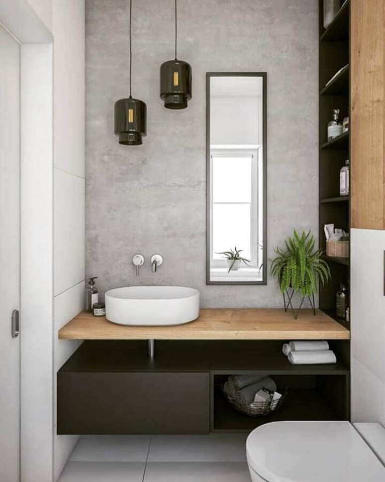 13. Decoração de banheiro pequeno com luminária moderna de vidro – Foto Pinterest