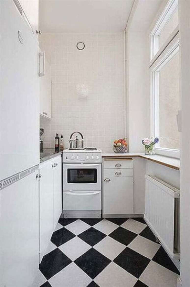 36. Decoração de cozinha pequena com piso preto e branco xadrez – Foto Apartment Therapy