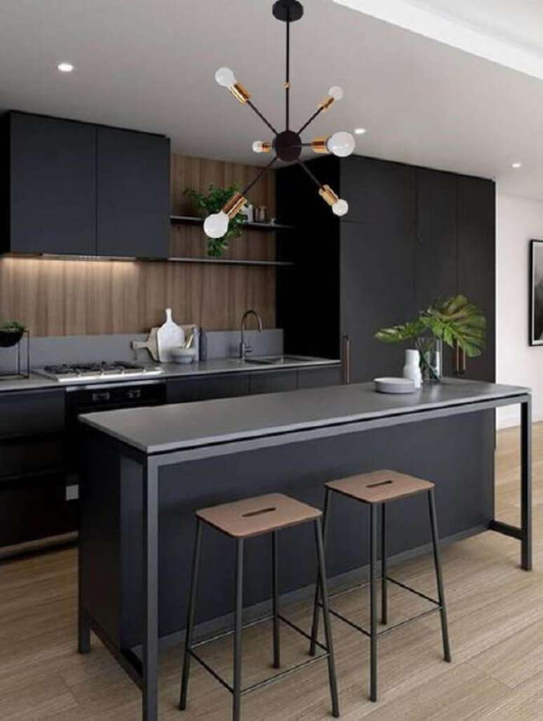 50. Cozinha preta decorada com luminária moderna de teto – Foto Etsy