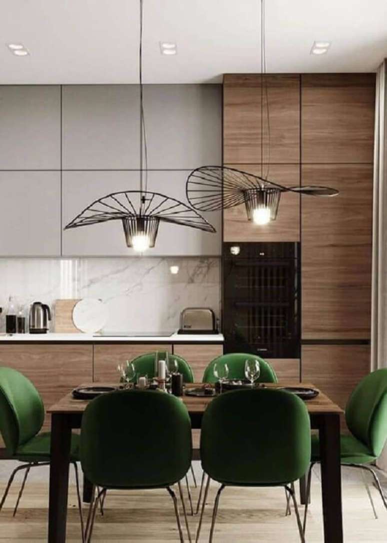 57. Decoração de sala de jantar com cadeiras verdes e luminária pendente moderna – Foto Futurist Architecture