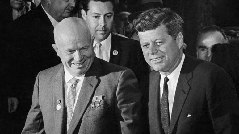O presidente dos EUA John F Kennedy (&agrave; esquerda) e o l&iacute;der sovi&eacute;tico Nikita Khrushchev em1961