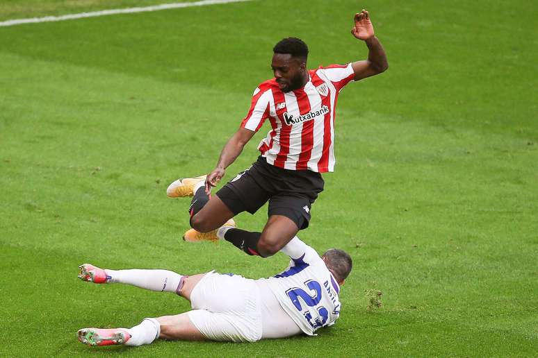 Inaki Williams do Athletic Club e Anaitz Arbilla do SD Eibar durante a partida de La Liga entre o Athletic Club e o SD EIbar, disputada no San Mames Stadium em 20 de março de 2021 em Bilbao, Espanha.