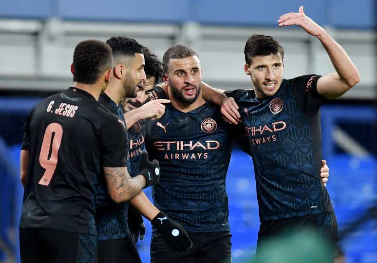 Ilkay Gundogan, do Manchester City, comemora seu primeiro gol com companheiros de equipe