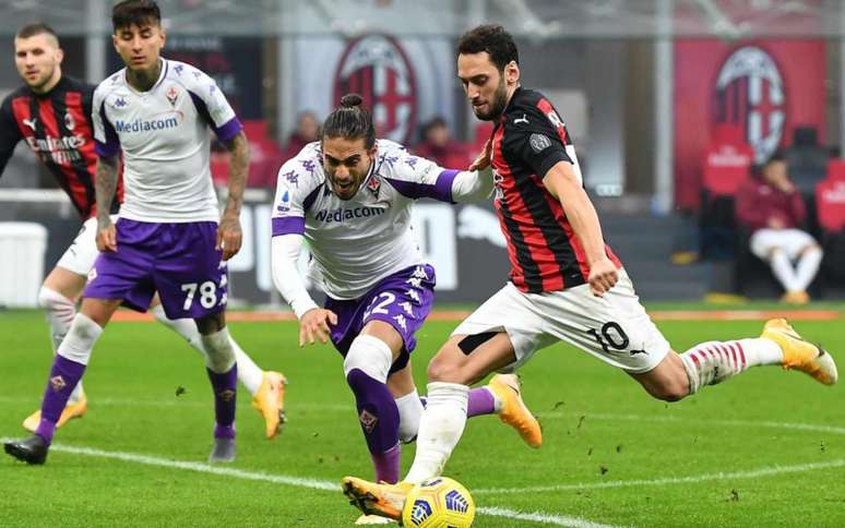 Milan venceu a Fiorentina por 2 a 0 no jogo do primeiro turno (Foto: TIZIANA FABI / AFP)