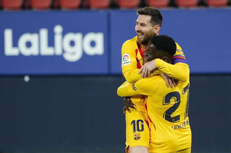 Messi brilha em goleada e se torna o jogador com mais partidas pelo Barcelona