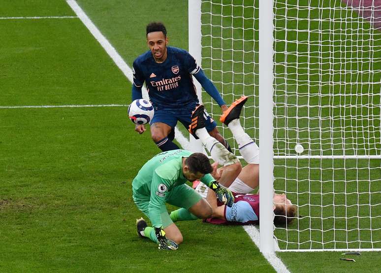 Craig Dawson, do West Ham United, reage após marcar um gol contra e o segundo para o Arsenal