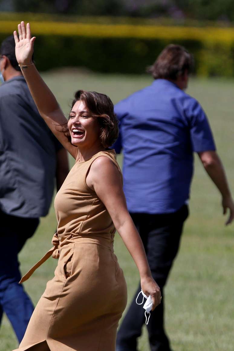 Michelle Bolsonaro, esposa do presidente brasileiro Jair Bolsonaro, acena após encontro com apoiadores que se manifestam para comemorar o aniversário do presidente no Palácio da Alvorada, em Brasília