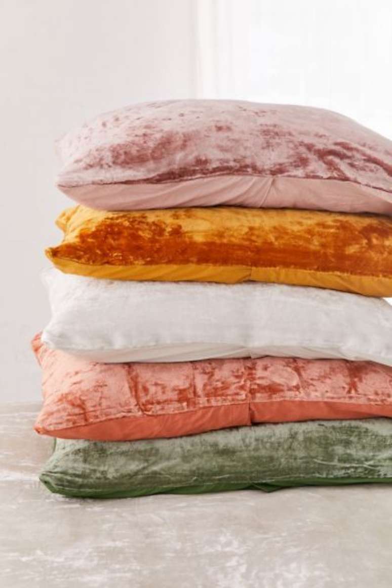 28. Tecido para almofada de veludo &ndash; Foto Urban Outfitters