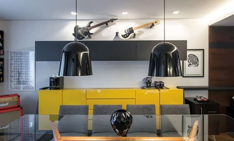 46. O aparador buffet amarelo auxilia na organiza&ccedil;&atilde;o do ambiente. Fonte: Leonardo Muller