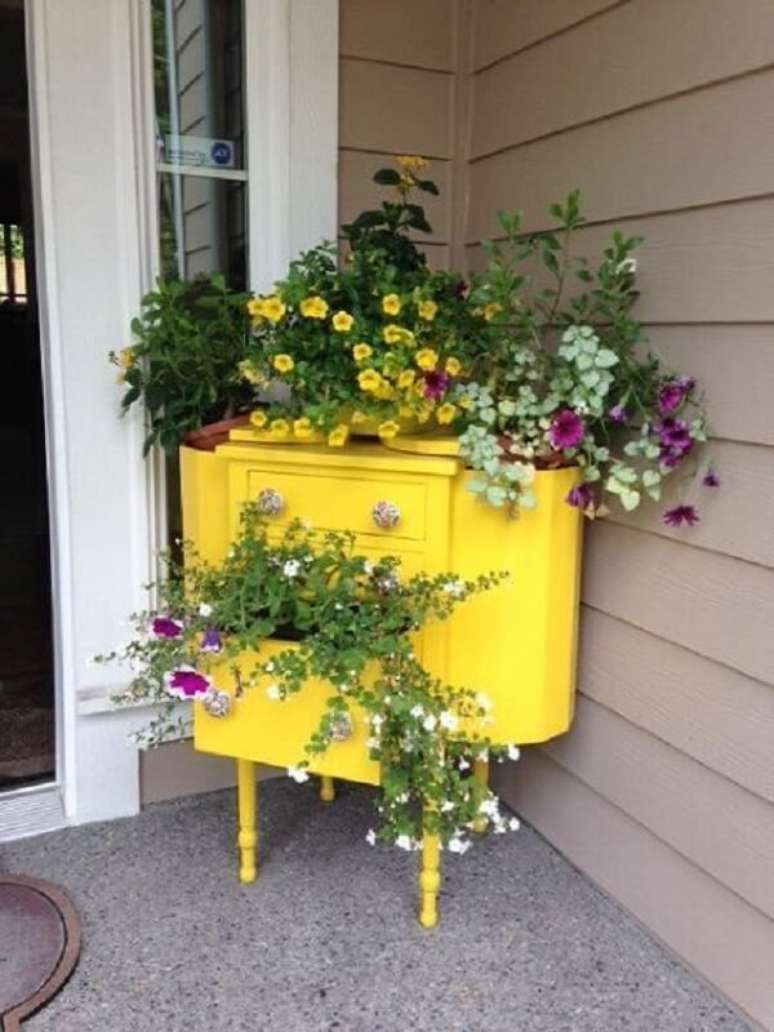38. O aparador amarelo pode ser usado como floreira e decorar o hall de entrada. Fonte: Pinterest