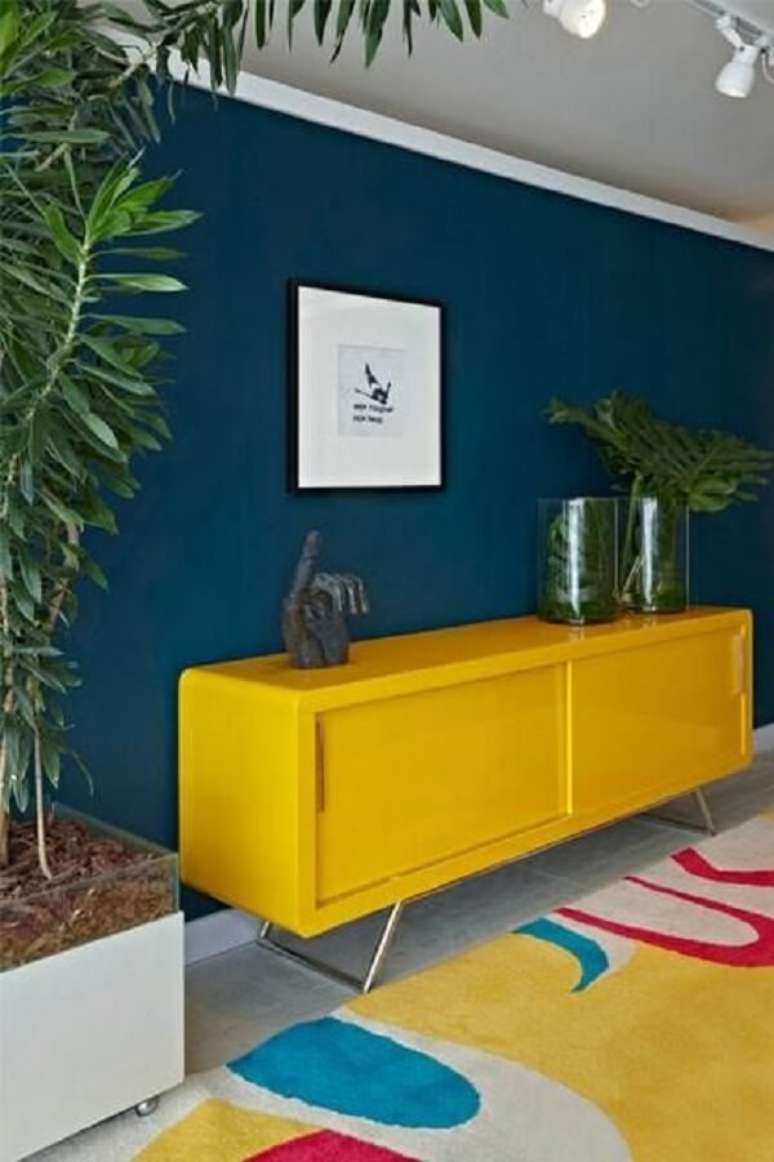 26. Modelo de aparador amarelo retr&ocirc; com p&eacute;s met&aacute;licos. Fonte: Gabriel Magalh&atilde;es e Luiz Claudio Souza Arquitetos