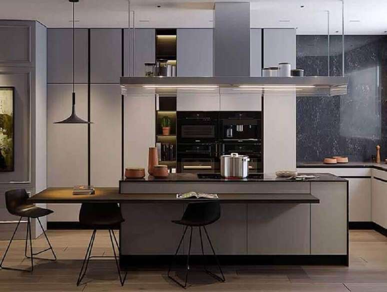 12. Decoração moderna de cozinha cinza com ilha gourmet com bancada planejada preta – Foto: Behance