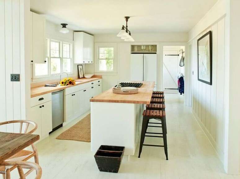 43. Cozinha simples decorada com ilha gourmet com bancada de madeira – Foto: Pinterest