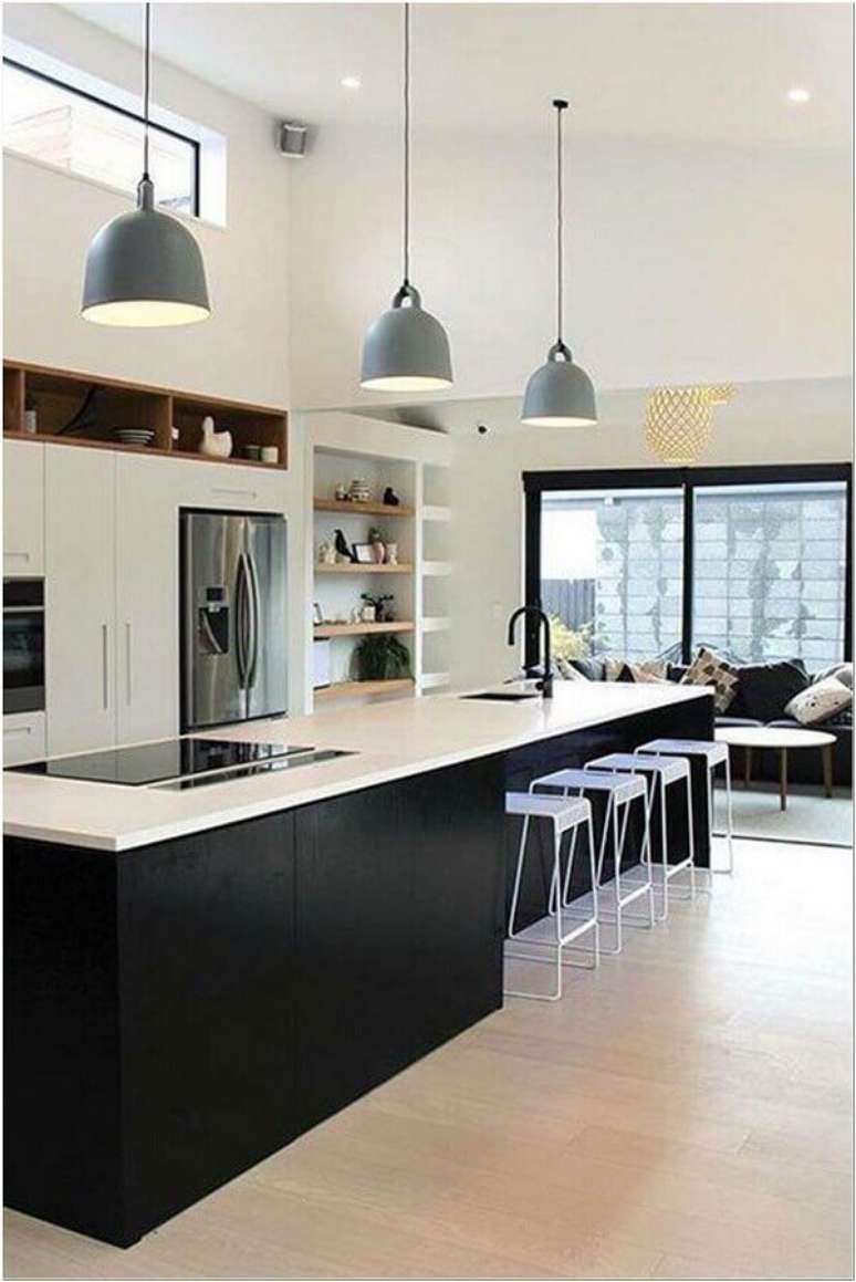 23. Cozinha preta e branca decorada com bancada ilha gourmet grande – Foto: Interior Design