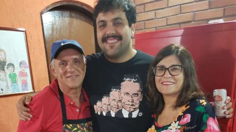 Paulo, Igor e Vera: família estava feliz durante festa de aniversário dela no ano passado