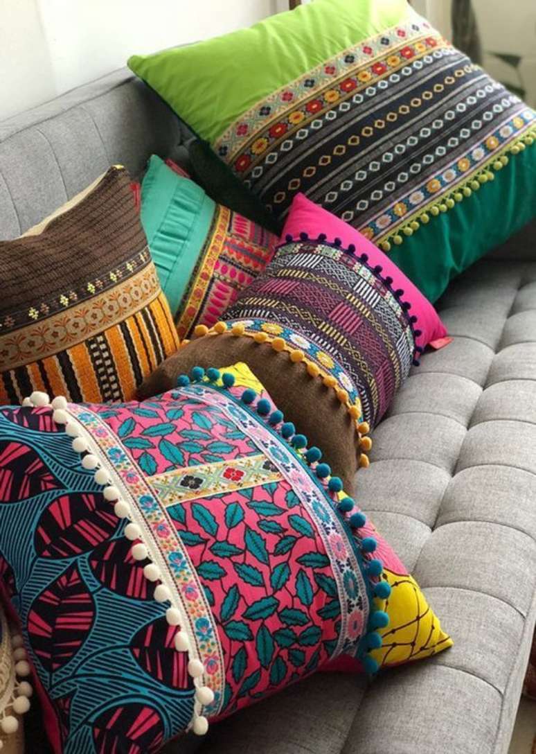 14. Escolher os melhores tipos de tecido para almofada colorida -Foto Arkpad