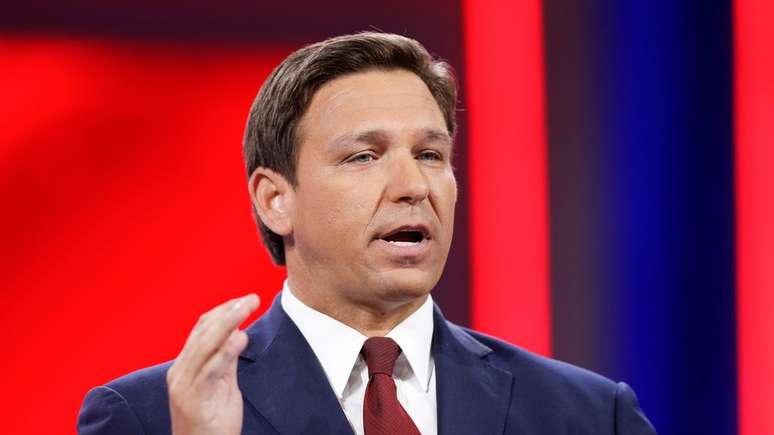 O governador da Flórida, Ron DeSantis, acredita que sua estratégia contra a covid-19 está sendo bem-sucedida