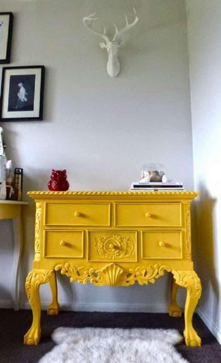 27. Modelo de aparador amarelo retr&ocirc; com v&aacute;rias gavetas. Fonte: Pinterest