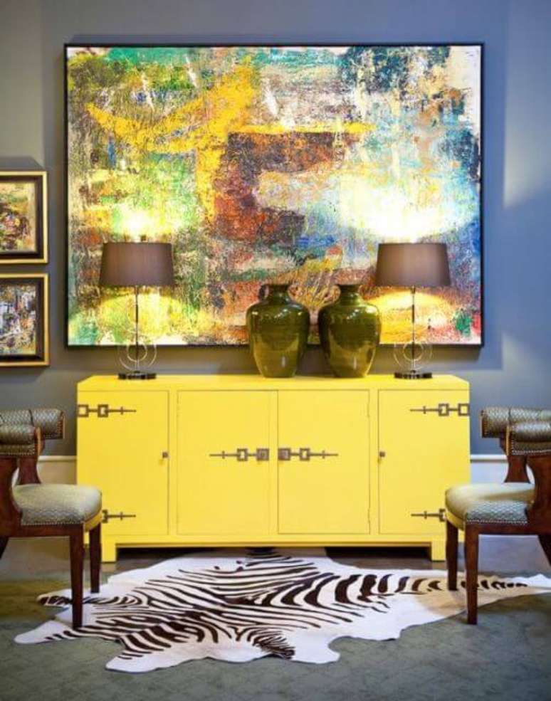 22. Aposte no aparador amarelo para decorar o seu ambiente. Fonte: Pinterest