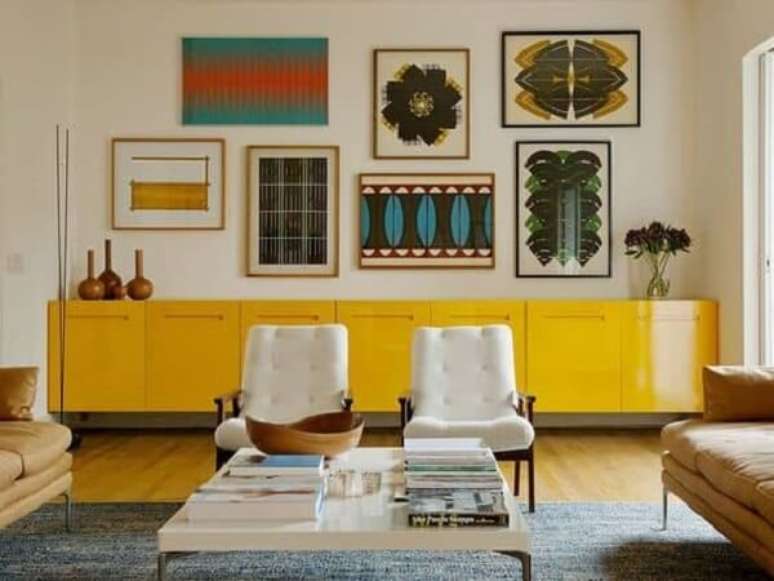 48. O aparador de sala amarelo se encaixa perfeitamente nesse projeto. Fonte: Pinterest