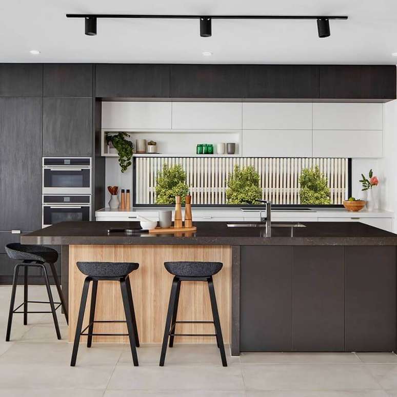 59. Cozinha preta moderna decorada com bancada ilha gourmet – Foto: Da Vinci Lifestyle