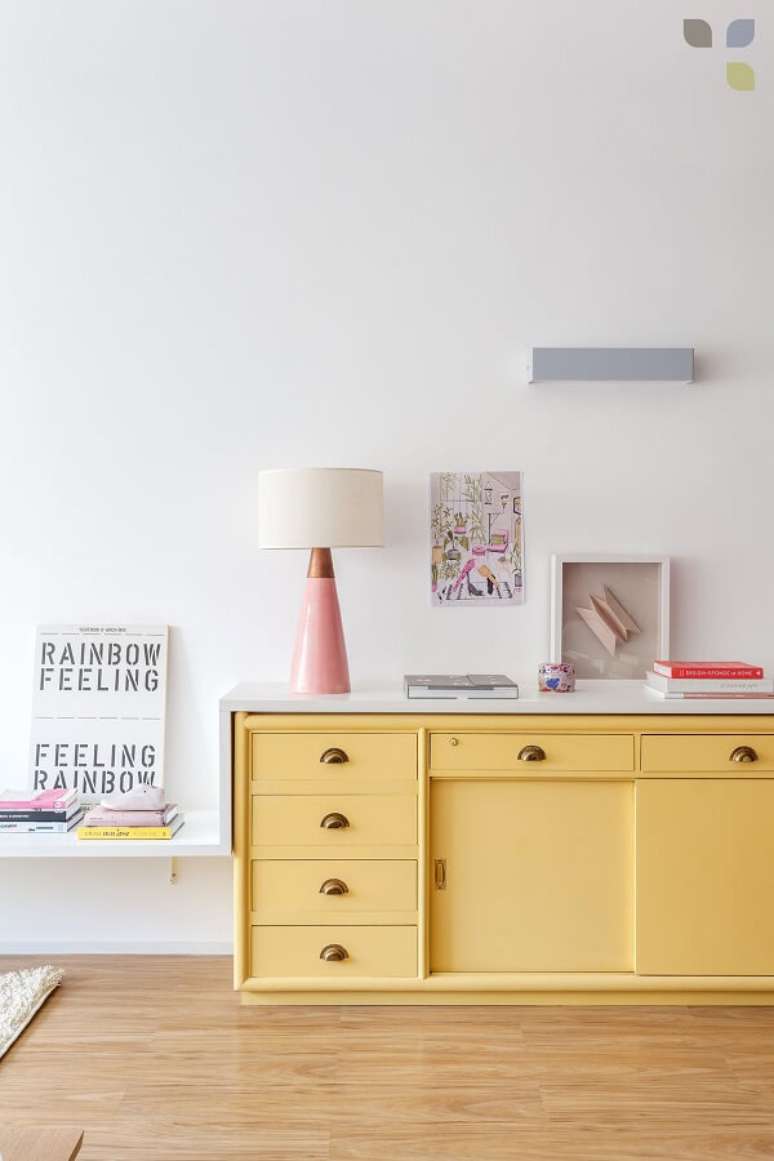 47. O aparador de sala amarelo ilumina a decora&ccedil;&atilde;o do ambiente. Fonte: Carol Tasiro