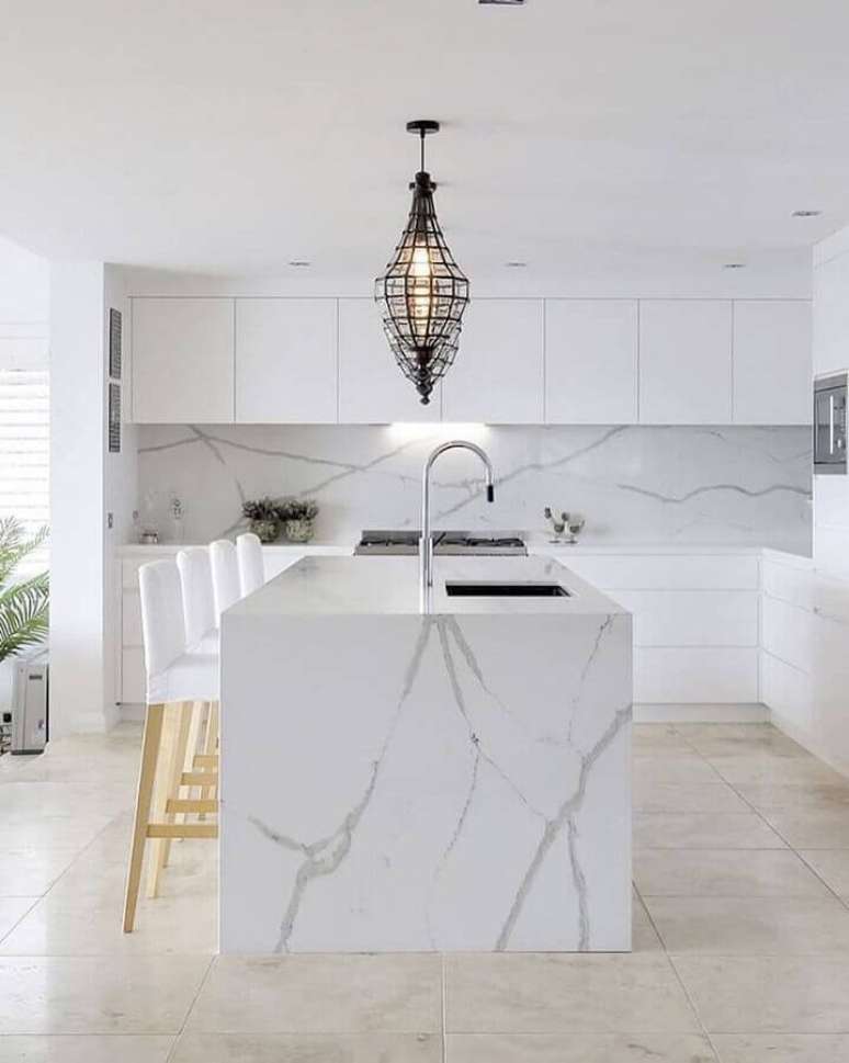 45. Cozinha branca sofisticada decorada com ilha gourmet de mármore – Foto: Vadara Quartz Surfaces