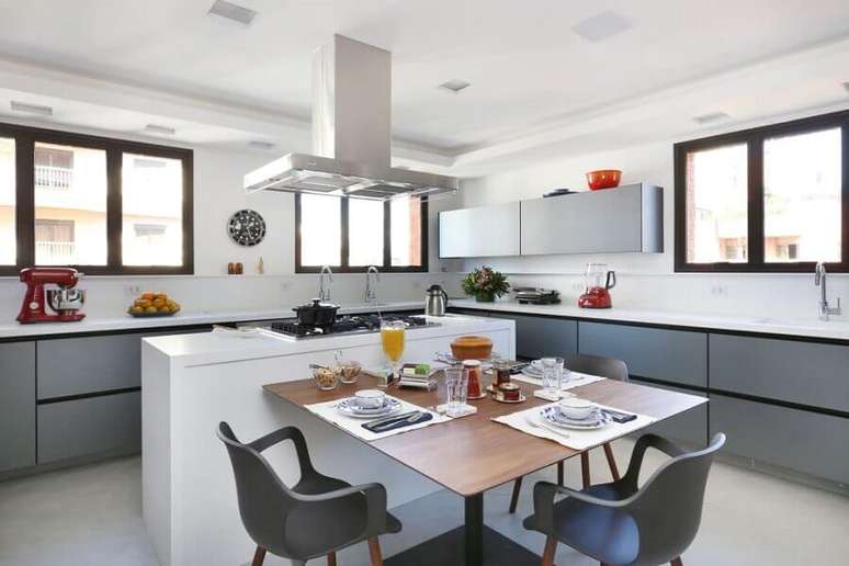 53. Ilha gourmet com mesa quadrada para decoração de cozinha cinza e branca – Foto: Start Arquitetura