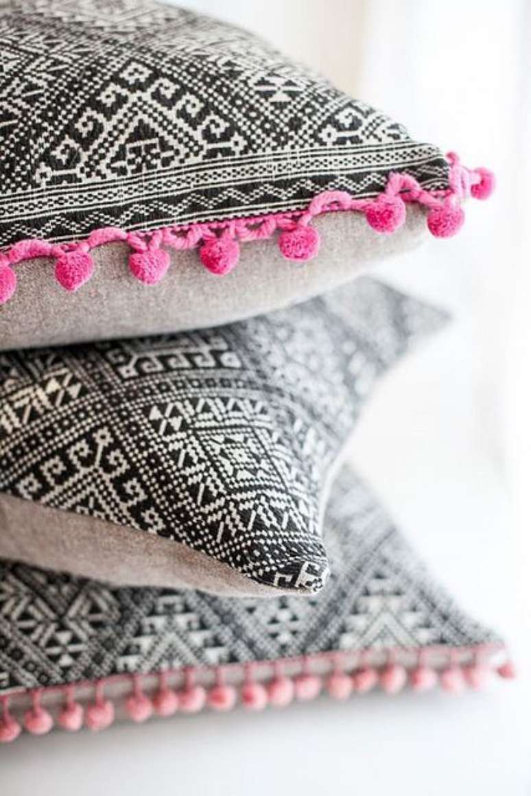 9. Tecidos para almofadas de estampadas e bordado colorido – Foto Flicr