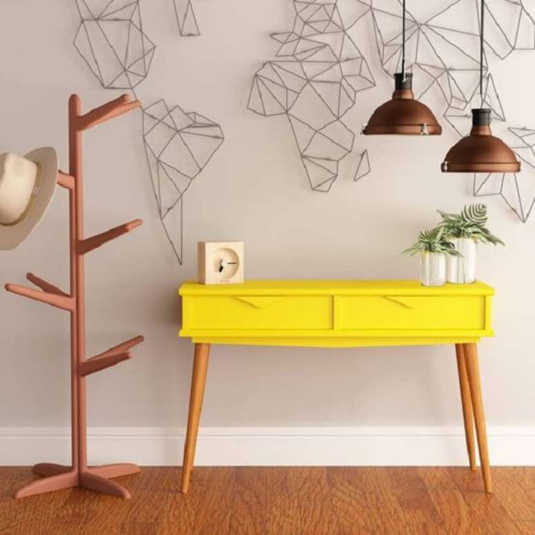 7. Modelo de aparador amarelo retr&ocirc; com p&eacute;s de palito. Fonte: Aprimore M&oacute;veis e Decora&ccedil;&atilde;o