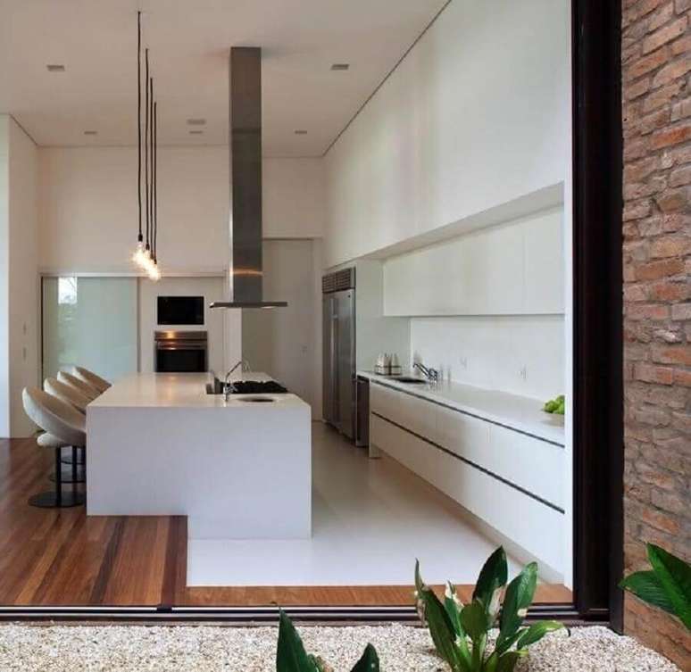 49. Cozinha branca moderna decorada com ilha gourmet grande – Foto: Home Fashion Trend