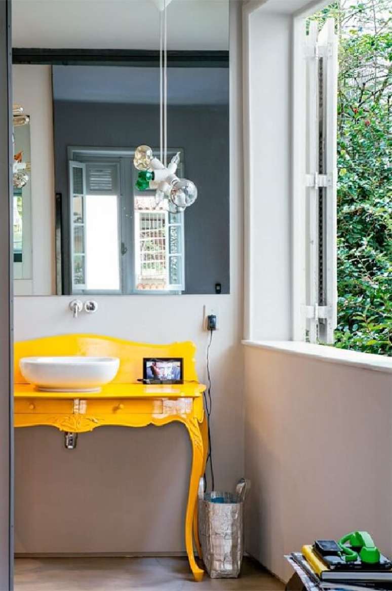 43. O aparador amarelo se transforma em bancada para banheiro. Fonte: Pinterest