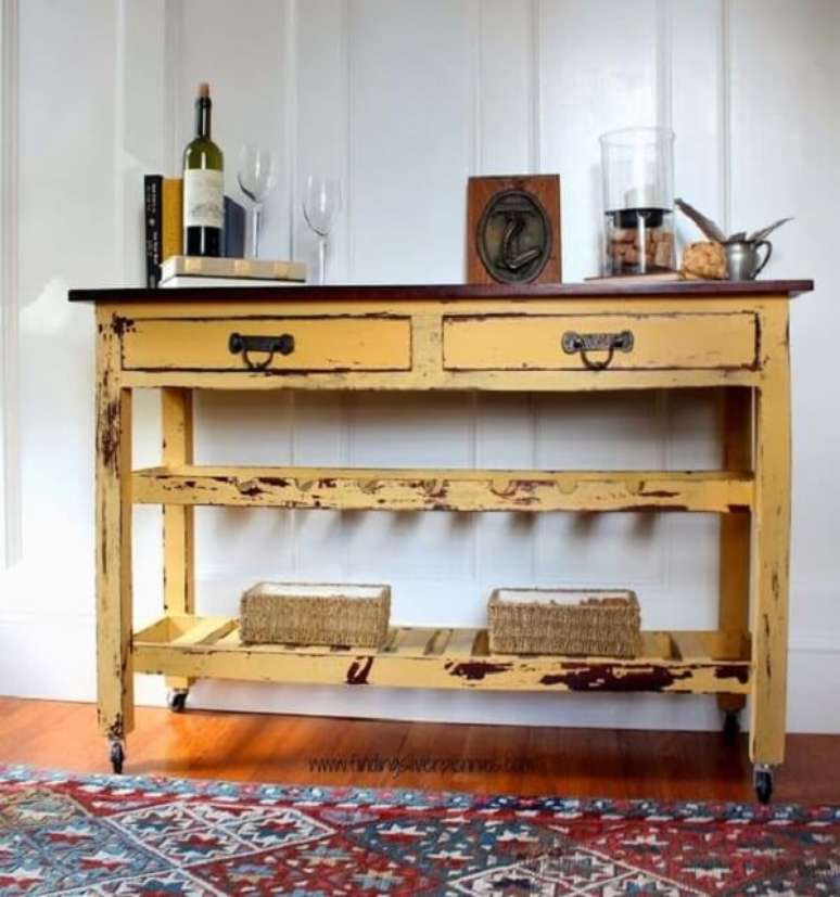 32. O aparador amarelo com rodinhas pode ser movimento para diferentes c&ocirc;modos da casa. Fonte: Pinterest