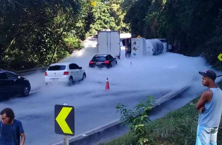 Caminhão de oxigênio tomba na saída de Serra de Petrópolis