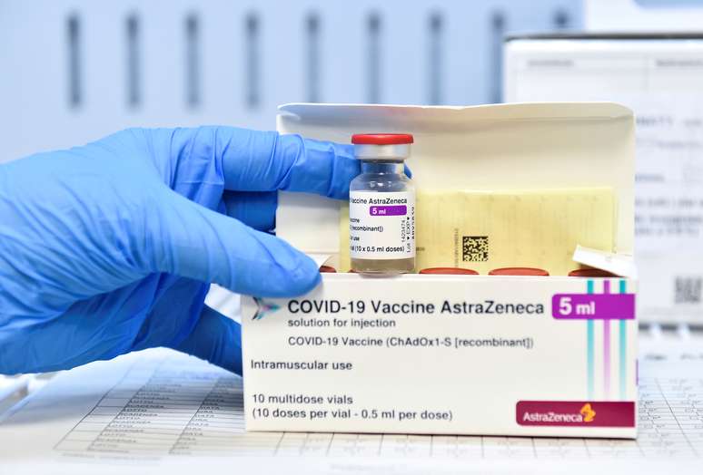 Profissional de saúde mostra caixas e frasco da vacina contra Covid-19 da AstraZeneca em Turim
19/03/2021 REUTERS/Massimo Pinca