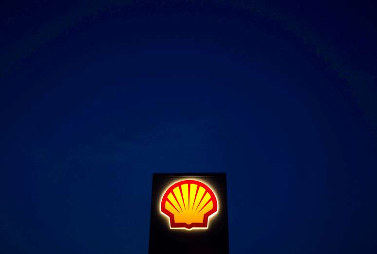 Logo da petroleira anglo-holandesa Shell
REUTERS/Morteza Nikoubazl/File Photo