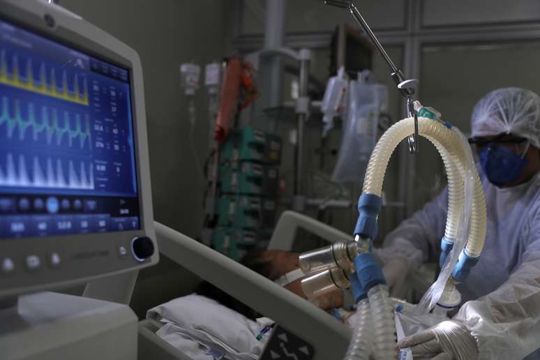 Profissional de saúde cuida de paciente com Covid-19 no Hospital São Paulo
17/03/2021 REUTERS/Amanda Perobelli