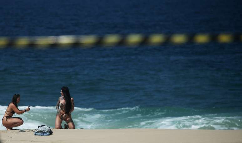 Mulher posa para foto em praia do Rio de Janeiro, apesar de fechamento para conter Covid 
20/04/2021
REUTERS/Ricardo Moraes