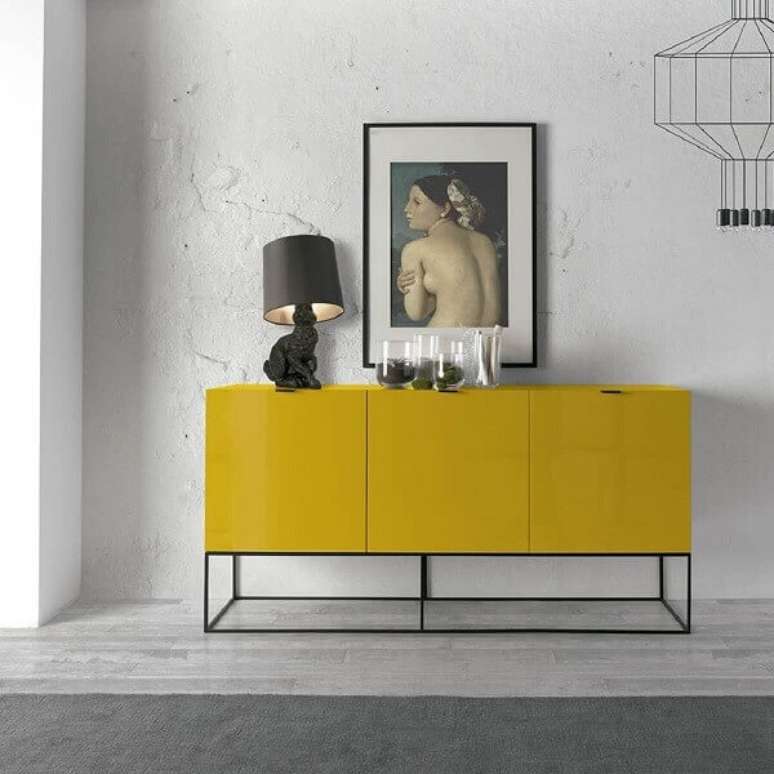 21. Aparador de sala amarelo com design moderno. Fonte: Pinterest