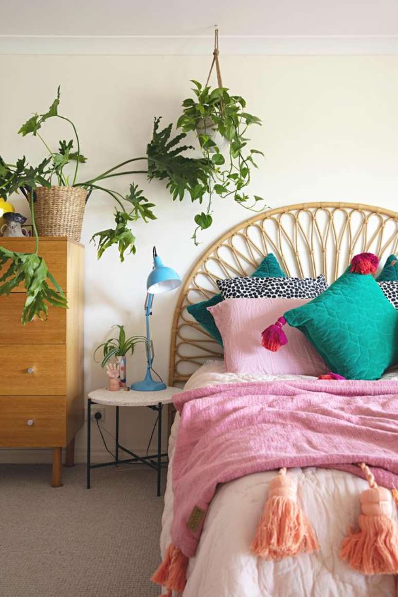 16. Quarto com tecido para almofada colorida – Foto Apartment Therapy