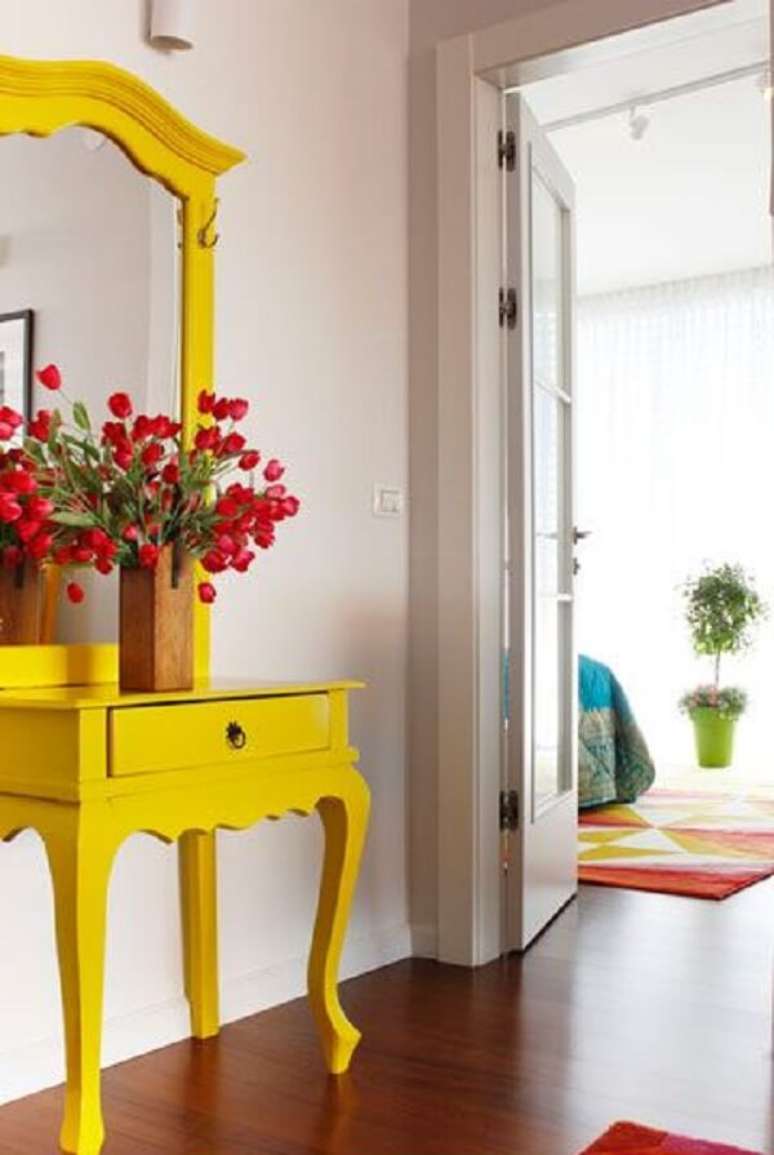 6. Modelo lindo de aparador amarelo com espelho. Fonte: Pinterest