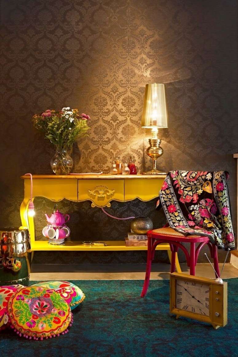 40. O aparador amarelo retr&ocirc; rouba a cena nesse ambiente. Fonte: Andrea Lenz