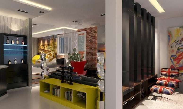 37. O aparador amarelo para sala traz um toque de cor para o ambiente. Fonte: Raduan Arquitetura